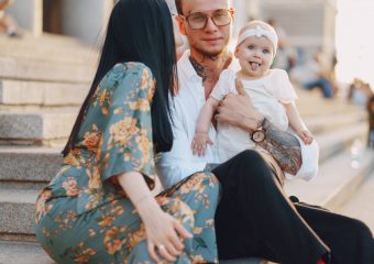 Como diferentes culturas educam seus filhos: o que muda (e o que é universal) no amor dos pais