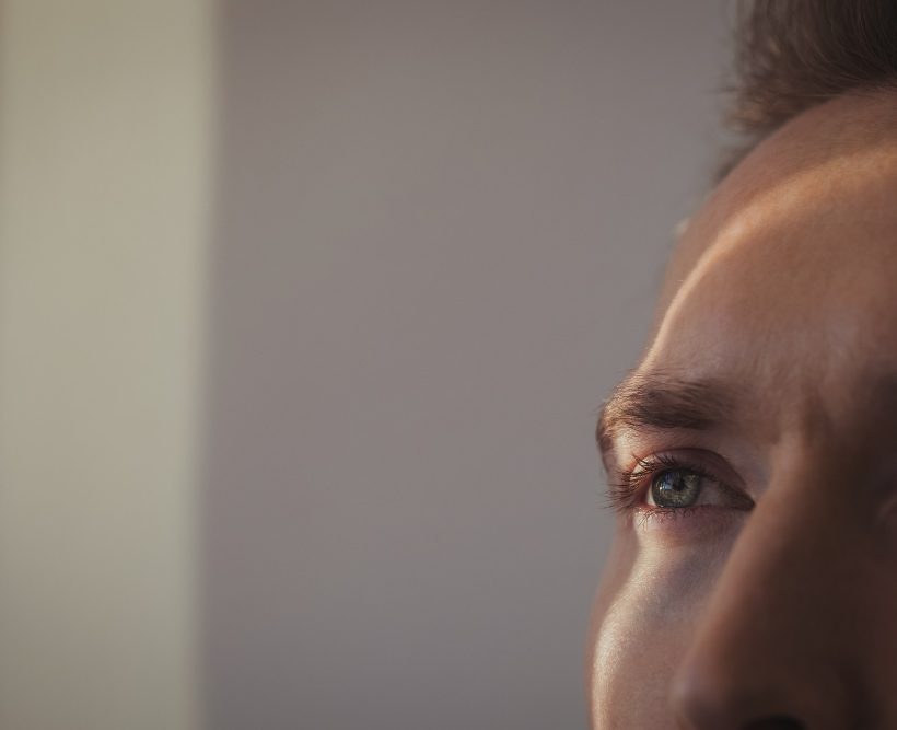 Autocrítica e vergonha: por que nos sentimos assim e o que essas emoções estão tentando nos dizer