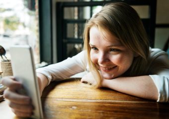 Por Que Farmar Aura Viralizou? A Psicologia Evolutiva do Status Social